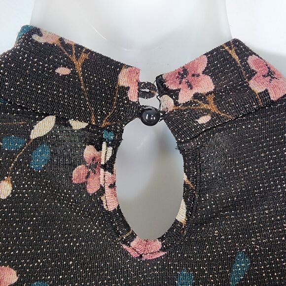 BKE Boutique Buckle Top Blouse Womens Large Black Wrap Floral Choker Metallic - Picture 11 of 12